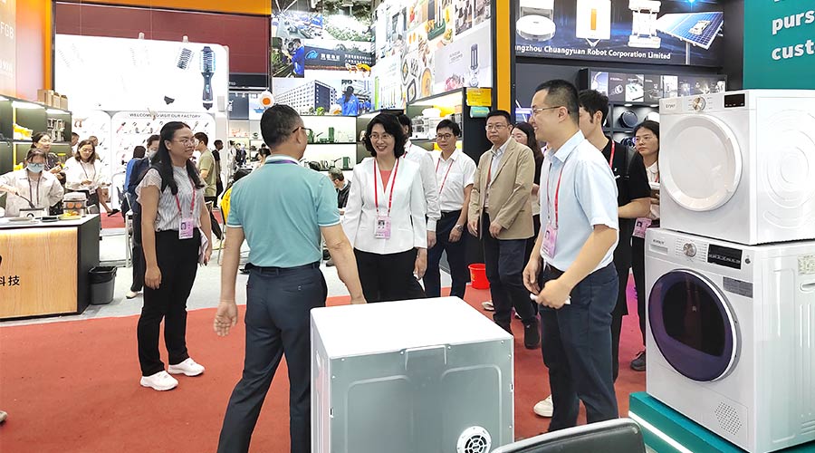 廣交會(huì)迎來(lái)大咖！江門(mén)市市長(zhǎng)親臨金環(huán)電器展位參觀交流